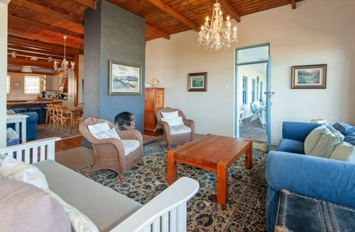 Kwaaiwater House | Seafront 5-bedroom house in Hermanus