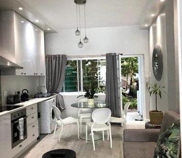 Three Anchor Bay Apartment | Seapoint Studio close to beach