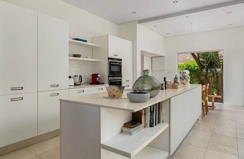Milnerton House | Seaside Family Haven|Stunning Table Mountain View