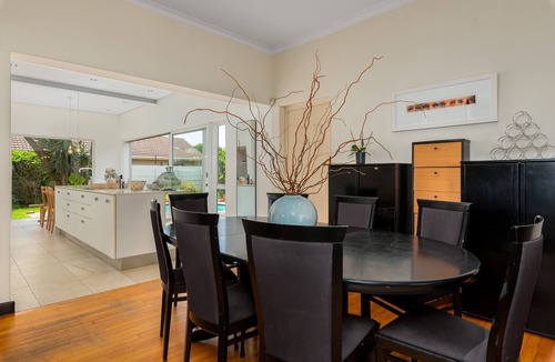 Milnerton House | Seaside Family Haven|Stunning Table Mountain View