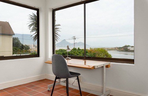 Milnerton House | Seaside Family Haven|Stunning Table Mountain View