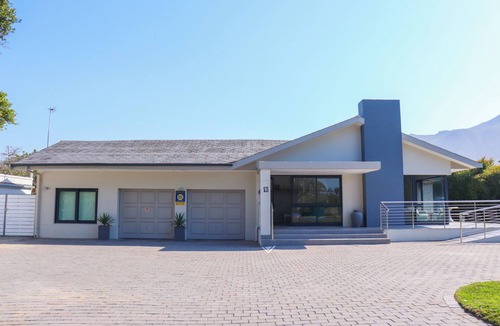 Voelklip House | Seaside family holiday home with exquisite mountain view (disabled-friendly)