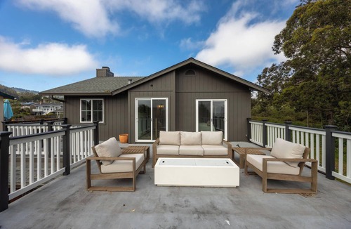 Half Moon Bay House | Seaside Home: Modern Retreat with Breathtaking Views and Beachside Charm