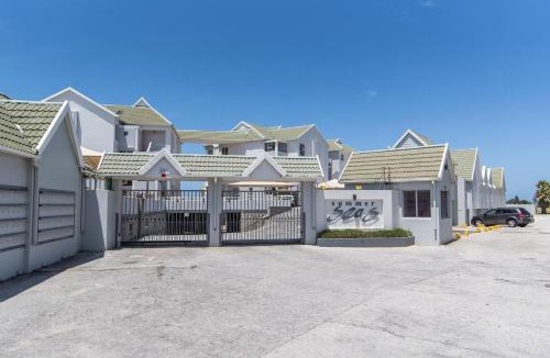 Pollok Beach Apartment | Seaside Serenade