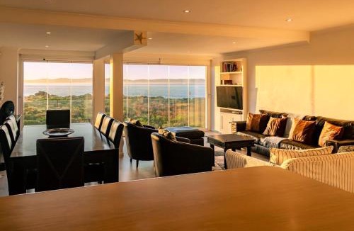 Eastcliff House | Seaside Serenity: Tranquil Oceanview Retreat