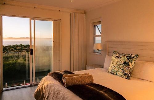 Eastcliff House | Seaside Serenity: Tranquil Oceanview Retreat