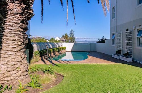 Eastcliff House | Seaside Serenity: Tranquil Oceanview Retreat
