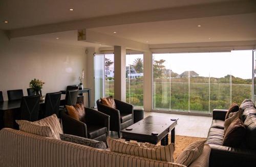 Eastcliff House | Seaside Serenity: Tranquil Oceanview Retreat