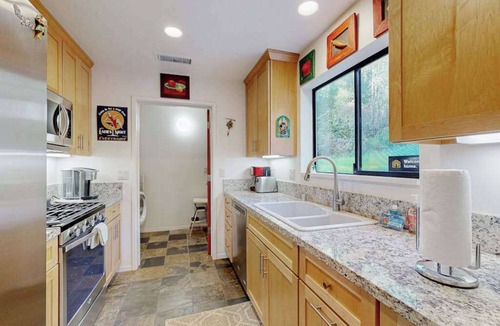 Freestone House | Sebastopol 2BR forest retreat on 6 acres with creek & fireplace