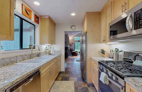 Freestone House | Sebastopol 2BR forest retreat on 6 acres with creek & fireplace