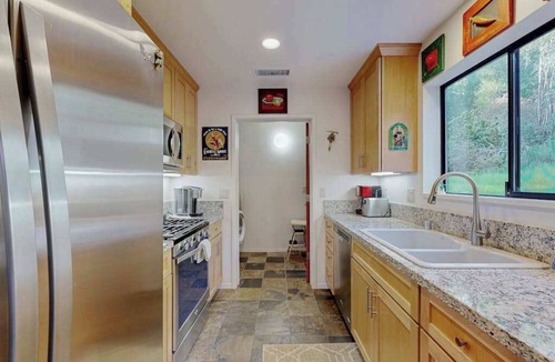 Freestone House | Sebastopol 2BR forest retreat on 6 acres with creek & fireplace
