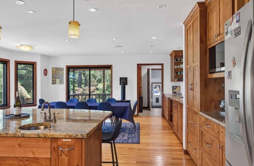 Freestone House | Sebastopol fun house with pool & spa, dogs welcome