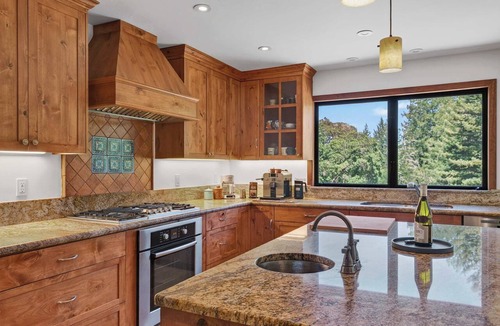 Freestone House | Sebastopol fun house with pool & spa, dogs welcome