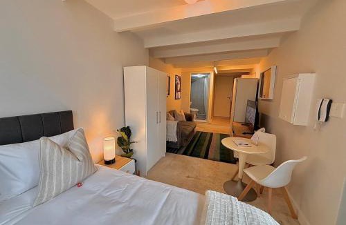 Claremont Apartment | Secure & Central, Modern Flatlet