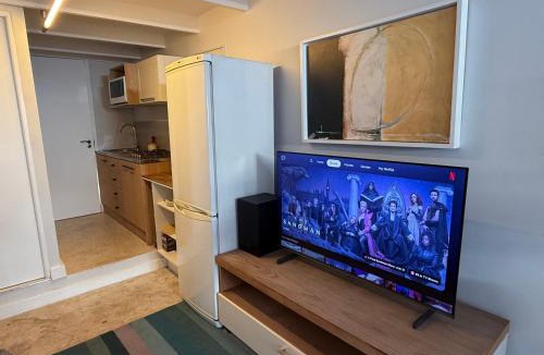 Claremont Apartment | Secure & Central, Modern Flatlet