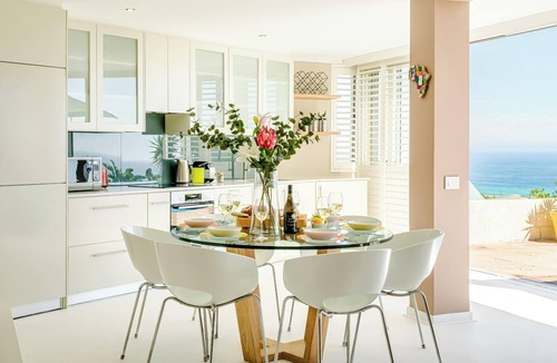 Camps Bay Apartment | Secure Holiday Apartment w Private Pool Calico
