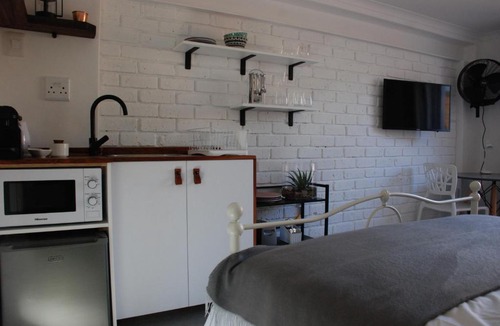 Walmer House | Secure, Private, Queen Room Close to Airport