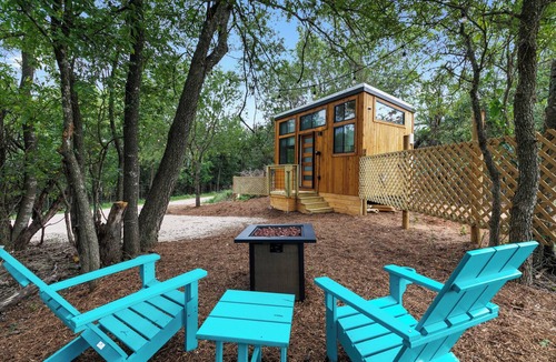 Fredericksburg House | Selena, Cozy Tiny House in Gladheart Fredericksburg, w/Hot Tub & Firepit
