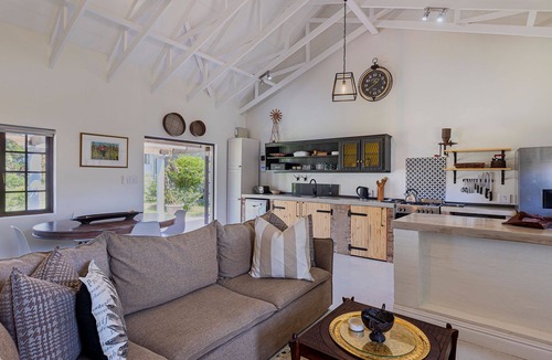 Umhlali Cottage | Self catering cottage en route to Game reserves set on an old leafy green farm.