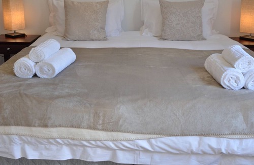 Stellenbosch Villa | Self contained 3 bedroom luxury accommodation set in Villa Honeysuckle with pool