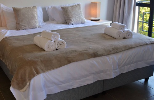 Stellenbosch Villa | Self contained 4 bedroom luxury accommodation with pool set in Villa Honeysuckl