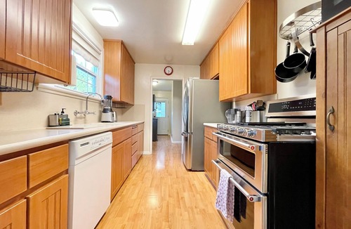 Broadway - Palmhaven House | Serene 2BR Bungalow - Parking + Laundry + Sleep 6