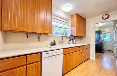 Broadway - Palmhaven House | Serene 2BR Bungalow - Parking + Laundry + Sleep 6