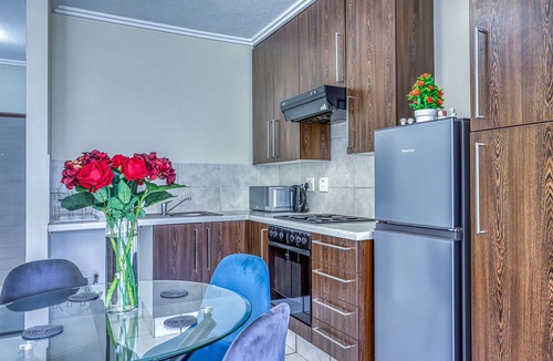 Lone Hill Apartment | Serene Retreat on Sunset Boulevard