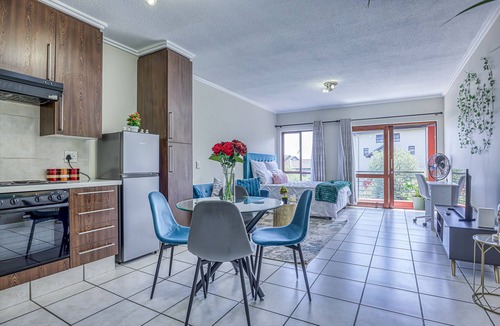 Lone Hill Apartment | Serene Retreat on Sunset Boulevard