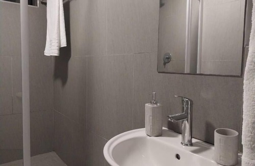 Quigney Beach Apartment | Serene Sanctuary with Ocean View