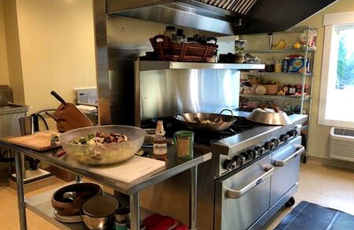 North San Juan Cabin | Serene Spacious Cabin with Hot Tub for an Unforgettable Group Trip in North San Juan, California
