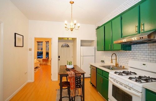 Oak Center House | Serene Uptown Retreat CL Train, Convention Center & Fox THE, w/BBQ & Garden