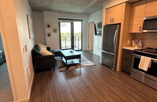 Tenderloin Apartment | SF Skyline retreat 2