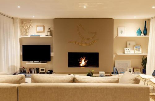 Shelley Point Villa | Shades of Blue