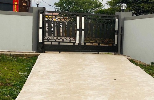 Jozini House | Shengelezi Guest House