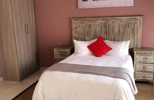 Rustenburg Cabin | Shinkelele Accommodation