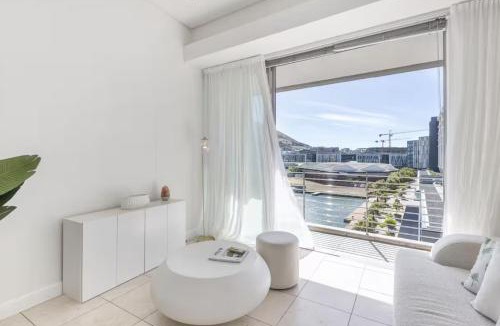 Victoria and Alfred Waterfront Apartment | Signature Home at Waterfront Canals