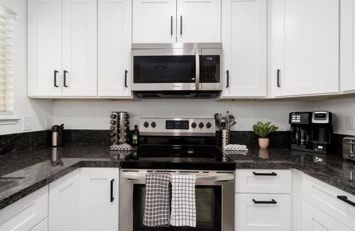 South Natomas House | SIMPLE MODERN AND ELEGANT 3 BD HOME