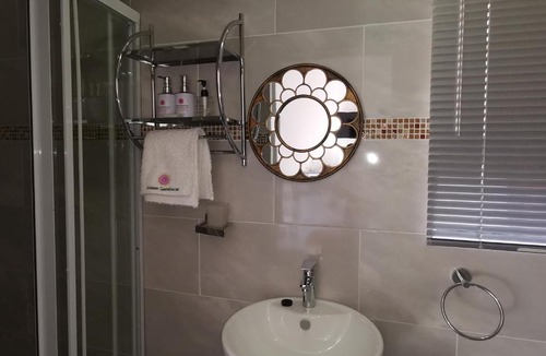 Three Rivers House | Sinesan Guesthouse