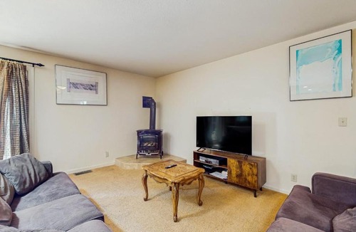 Upper Kingsbury House | Single-level home with fireplace deck grill & washer&dryer sleeps 10
