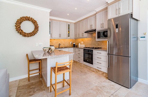 Somerset West Apartment | Skylit under trees in Somerset West 5 minutes away from world class wine farms