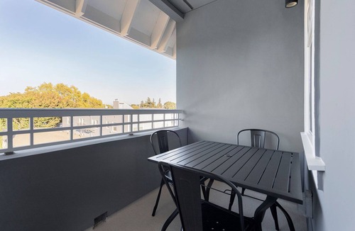Burlingame Apartment | Sleek Burlingame 1BR w/W/D, Gym & Roof, nr Caltrain, by Blueground