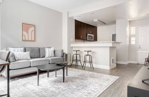 Emeryville Apartment | Sleek Emeryville 1BR w/ Gym, W/D & Pool, walk to Safeway, by Blueground