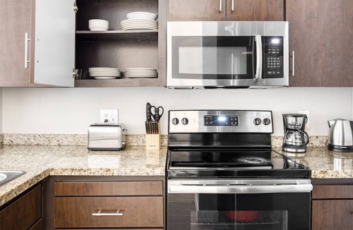 Emeryville Apartment | Sleek Emeryville 1BR w/ Gym, W/D & Pool, walk to Safeway, by Blueground