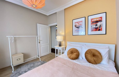 Sisli Apartment | Sleek Flat w Balcony 4 min to Cevahir Mall
