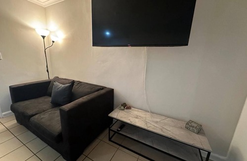 Parow North Apartment | Sleek Modern Luxury Pool Side Apartment