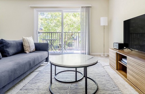 Palo Alto Apartment | Sleek Palo Alto 1BR w/ Gym, Pool, 3 min drive to Stanford, by Blueground