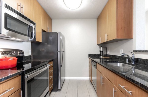 Santa Clara Apartment | Sleek Santa Clara 1BR w/Pool, Gym, nr. Caltrain & Mall by Blueground
