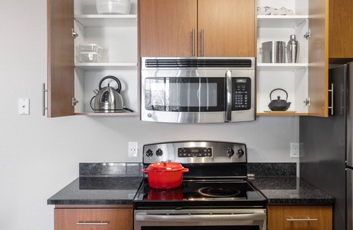 Santa Clara Apartment | Sleek Santa Clara 1BR w/Pool, Gym, nr. Caltrain & Mall by Blueground
