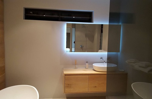 Plumstead Ski Chalet | Small cottage with sep. bedroom, specious bathroom, lounge and open-plan kitchen